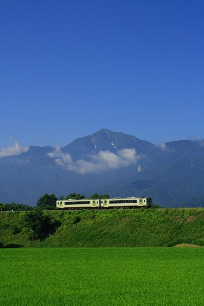 甲斐駒ケ岳と高原列車