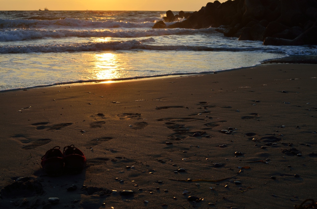 海と夕日と靴