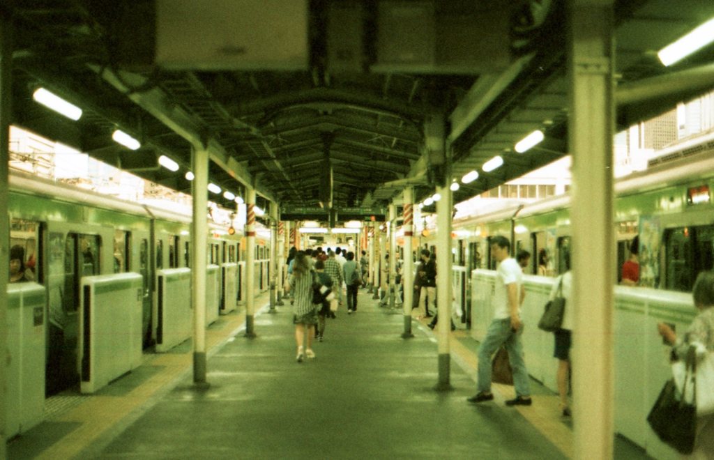新大久保駅_端から