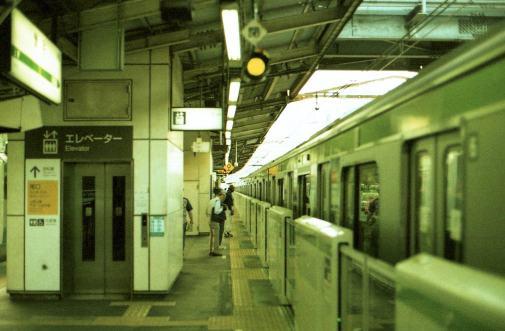 鶯谷駅_端から