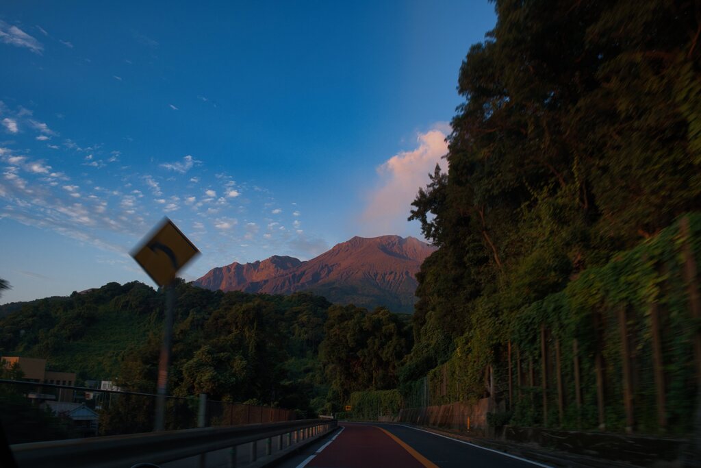 照らされる山