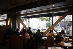 混み合うカフェ