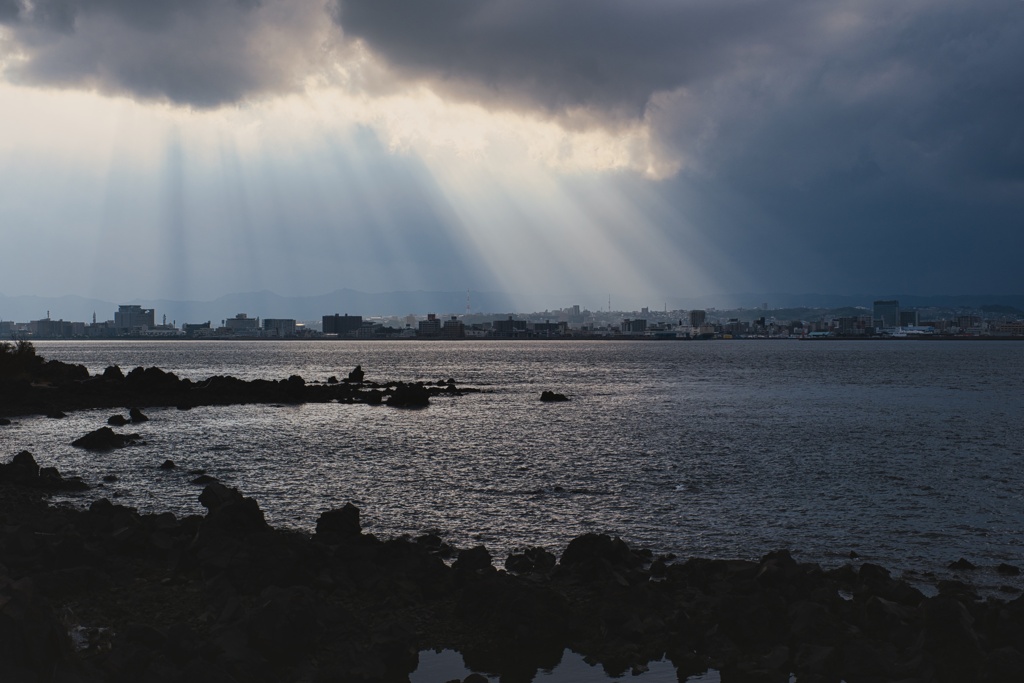 照らされる市街