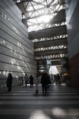 朝日差すロビー