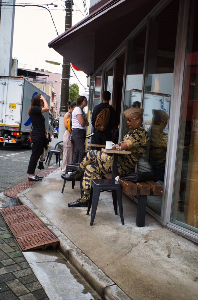 将校のいる軒先