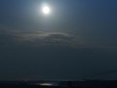 利根川に映る月