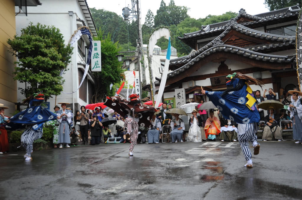 「雨に舞う三頭獅子」（岳の幟祭り2016）DSC_7273