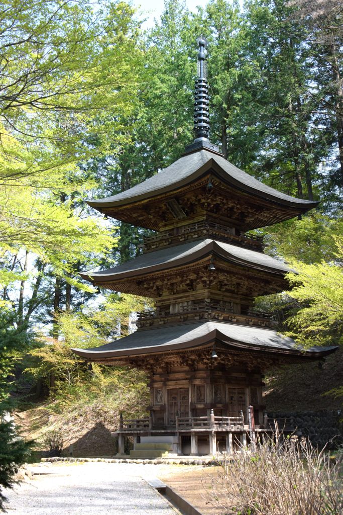 新緑の貞祥寺三重塔　DSC_1787