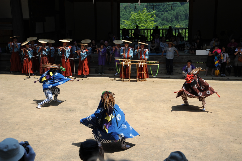 三頭獅子舞奉納〔別所神社）　[岳の幟１５]