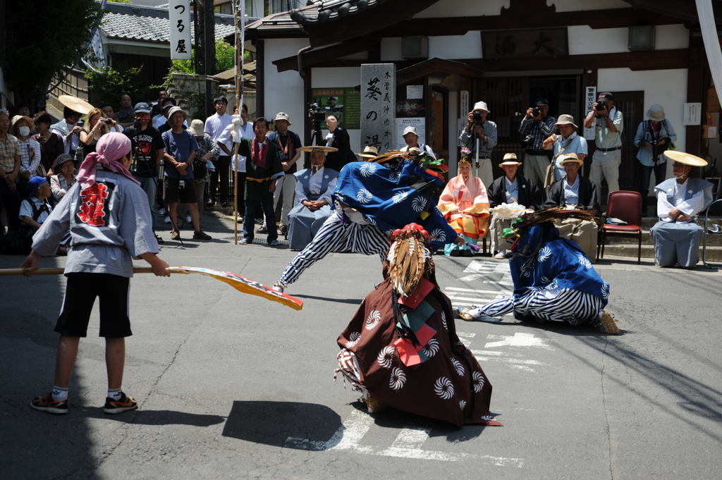 三頭獅子の舞〔大湯前）[岳の幟１０]