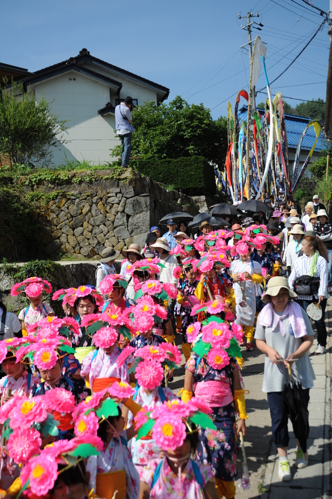 温泉街へ下る[岳の幟５]