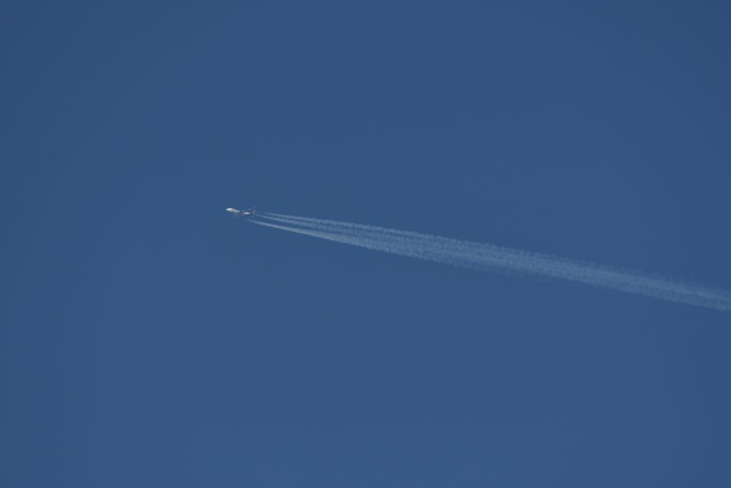 青空に飛行機　DSC_0507