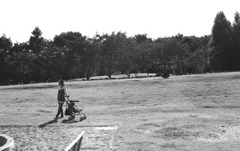 公園で暑そうにしている親子