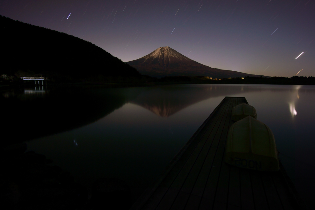 月夜に浮かぶ