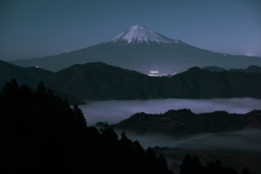 月明かりの中で朝日を待つ