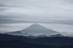 曇天の山