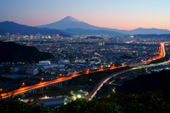 雪化粧の富士と静岡の街