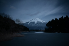 凍る湖と富士