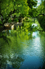 緑の水鏡。倉敷美観地区にて