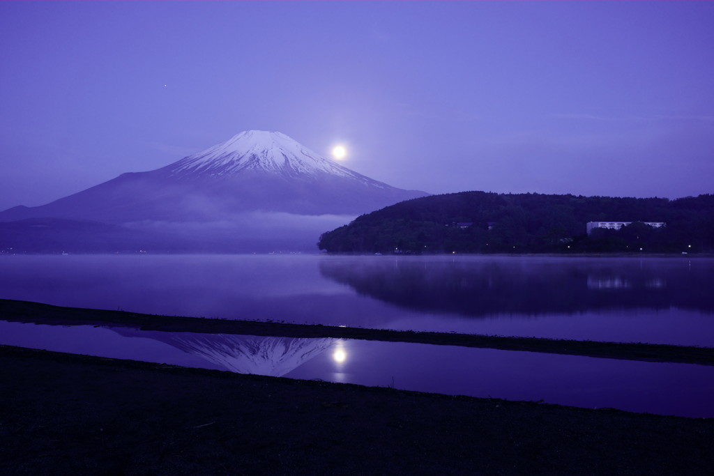 月夜の湖