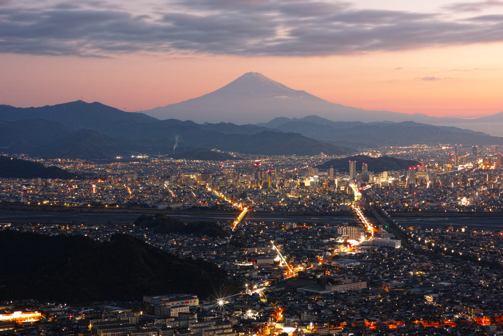 夜明けの街