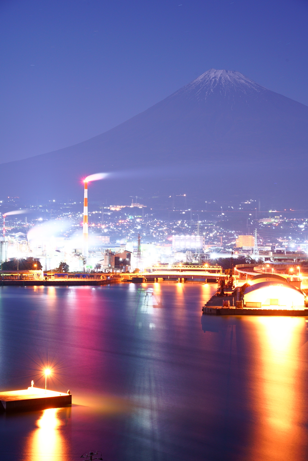 光る港