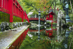 祠と池