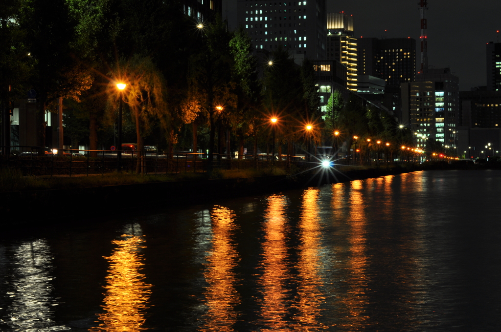 やっぱり夜は水面に映る光が美しい