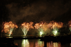 水面に映る花火