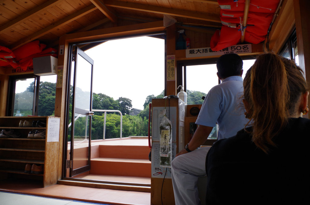 屋形船で川を横断