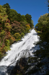 秋晴れの湯滝