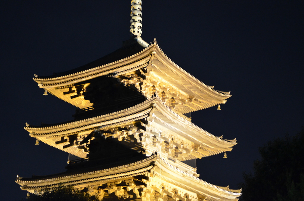 金色に輝く東寺五重塔