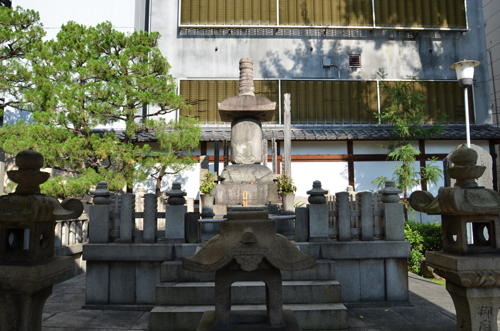信長公供養塔（本能寺）