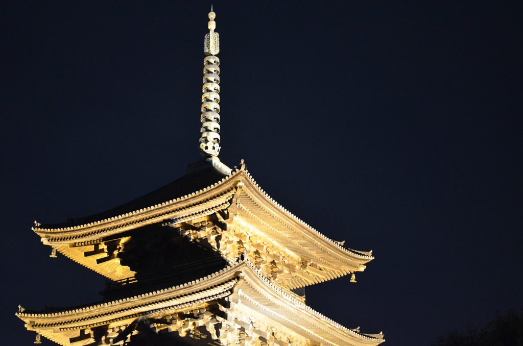 金色に輝く東寺五重塔