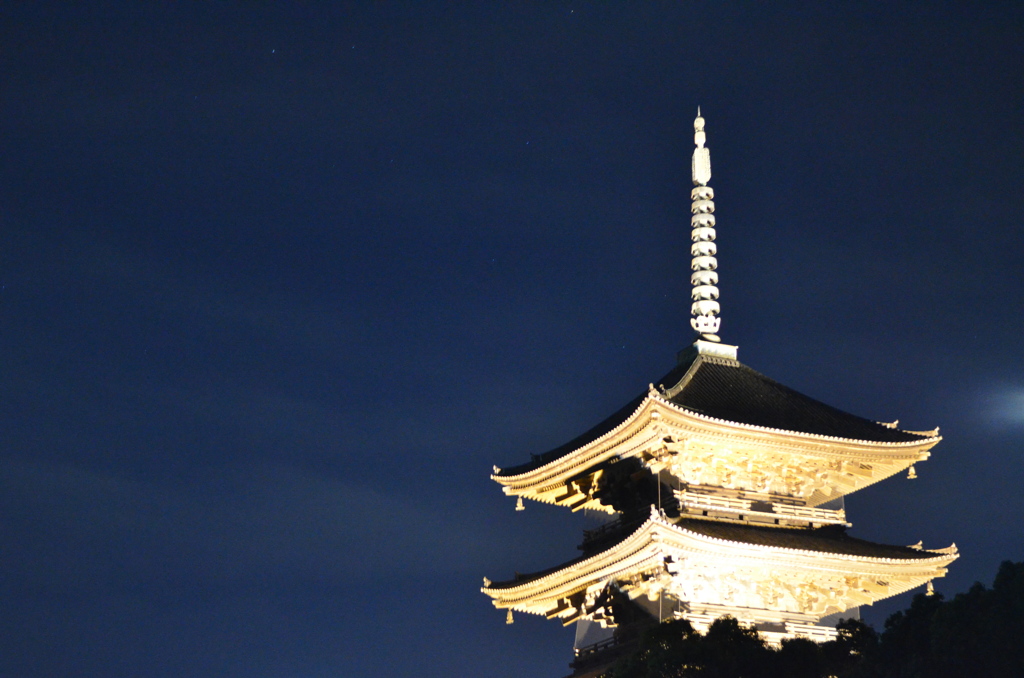 金色に輝く東寺五重塔