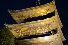 金色に輝く東寺五重塔