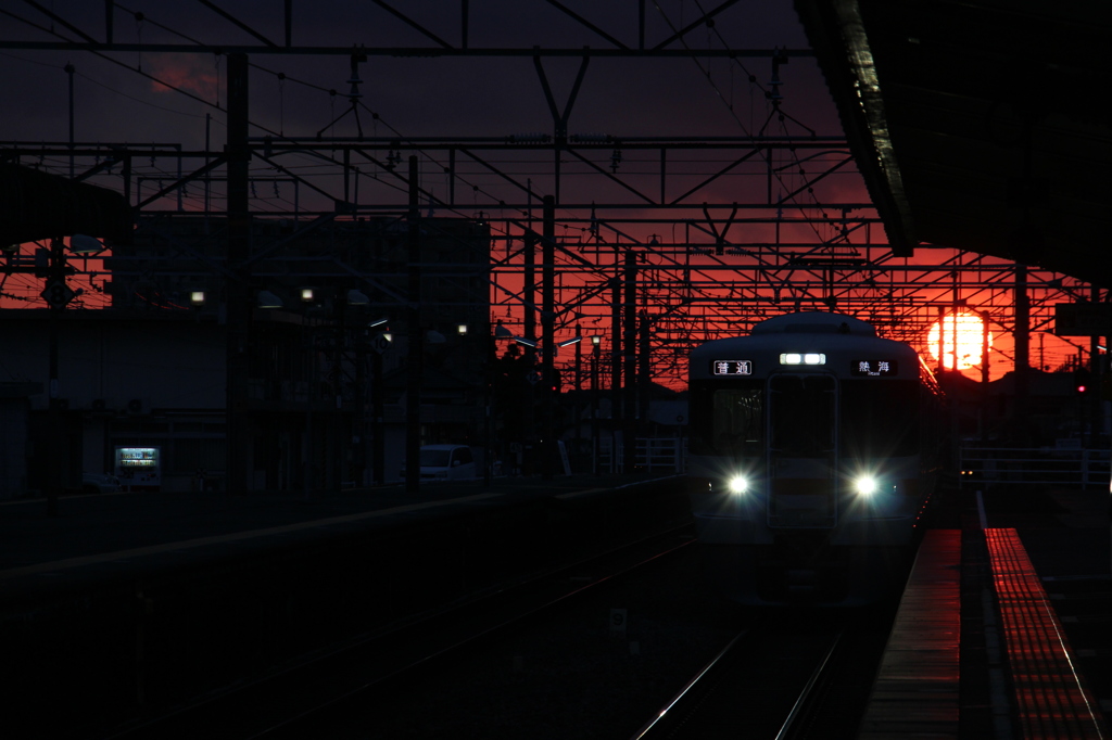 夕暮れの三島駅