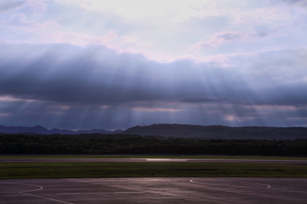 空港にふる光の雨