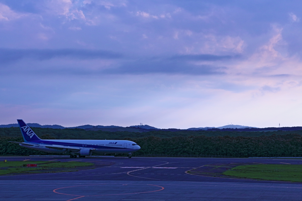 夕闇のB767