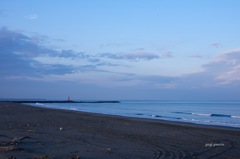 雨上がりの夕方海
