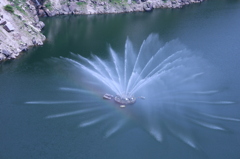 ダム湖にかかる虹