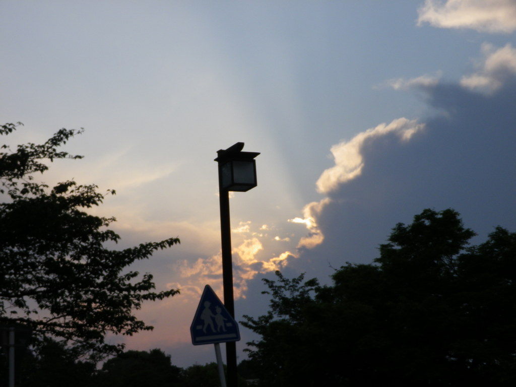 雲の向こうに