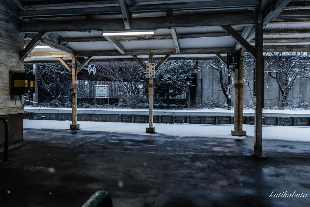 雪の舞う駅