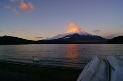 新春　初日の出の紅富士
