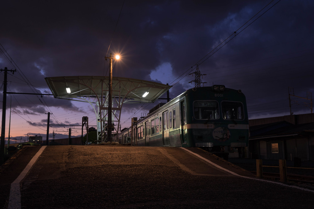 夕刻の無人駅