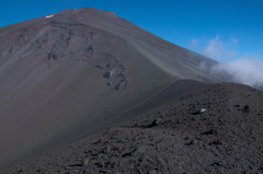 宝永山より山頂を望む
