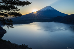 「初日の出」輝く