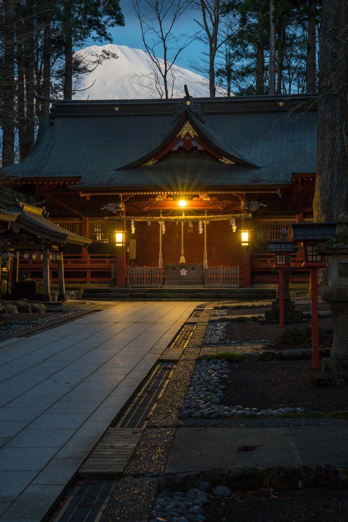 神社での夜明け