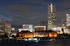 空と雲と夜の港町