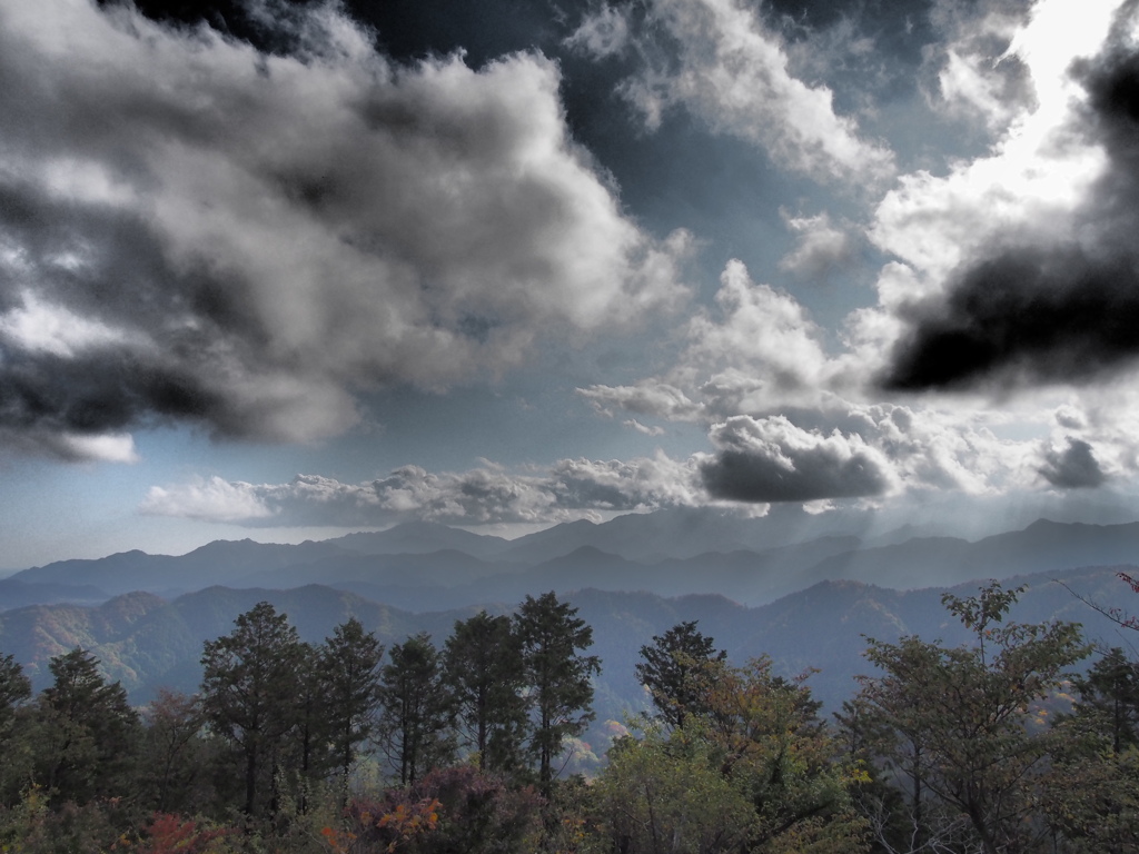 光と影の山景色